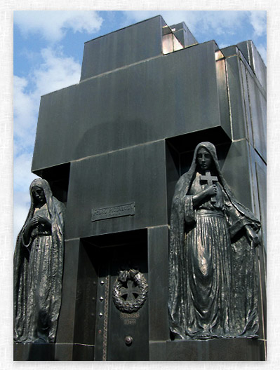 La Recoleta Cemetery photo 3 by Elliot Wright.