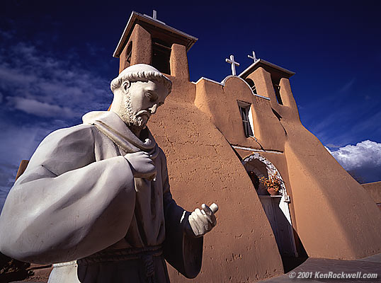 Iglesia y Santo, New Mexico - photo by Ken Rockwell.