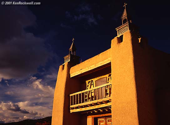 Iglesia y Sol, New Mexico - photo by Ken Rockwell.